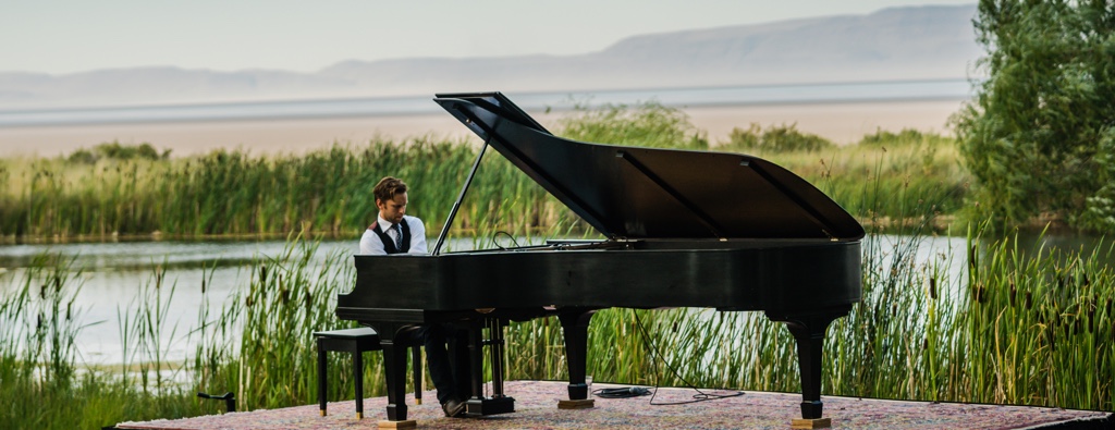 Hunter Noack, classical pianist plays concerts “in the wild”. Photo credit: Ed Schmidt