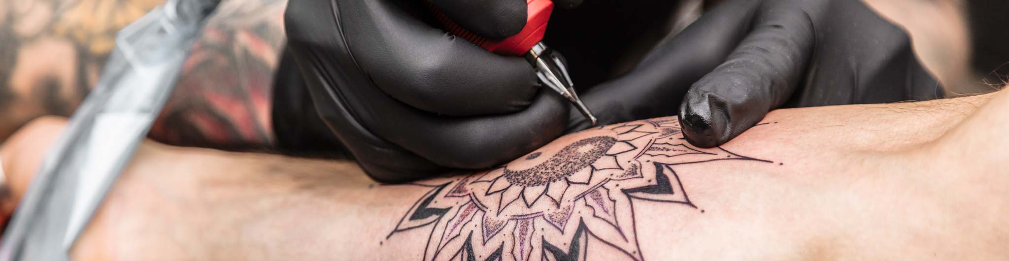 Tatouage Réaliste Veau Ruban par Oregon Coast Tattoo